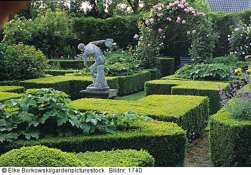 Klassischer Garten mit Buxus