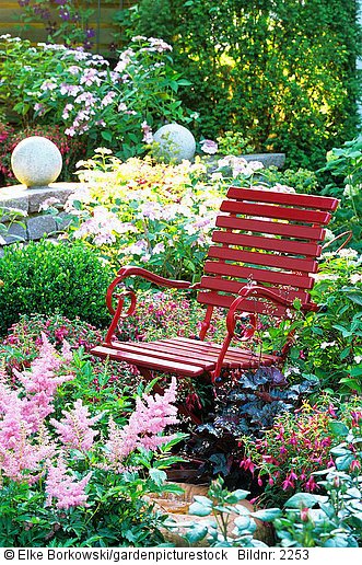 Sitzplatz in kleinem Garten