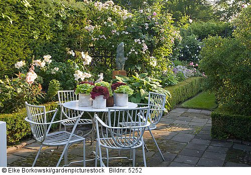 Sitzplatz in romantischem Garten