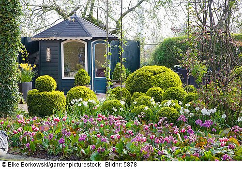 Gartenhaus im Frühlingsgarten
