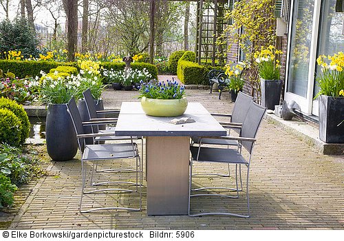 Sitzplatz im Frühlingsgarten