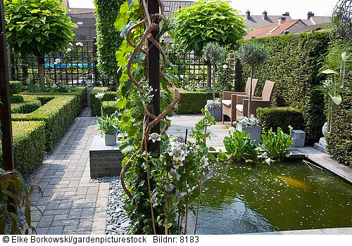 Kleiner Garten mit Teich und Pergola