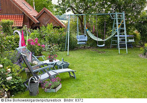 Familiengarten mit Sitzplatz und Schaukel