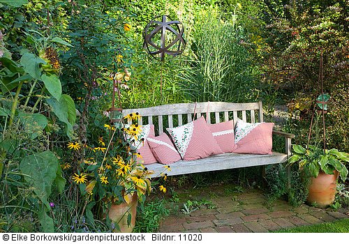 Herbstlicher Garten mit Sitzplatz