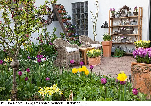 Sitzplatz in kleinem Garten im Frühling