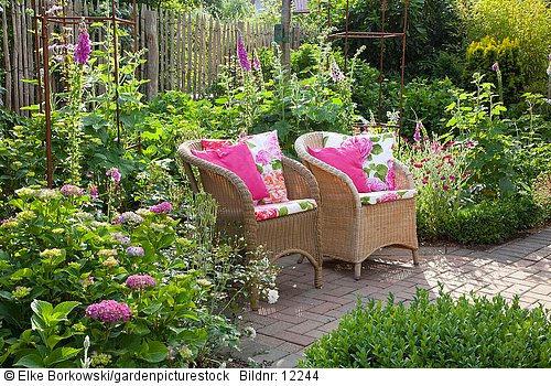 Sitzplatz in kleinem Garten
