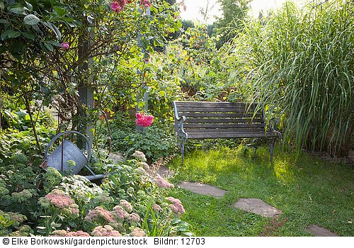 Romantische Sitzecke im Garten