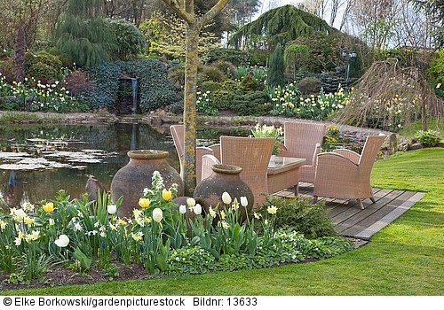 Sitzplatz im Garten mit Tulipa West Point  Tulipa Verona  Tulipa Flaming Coquette  Tulipa City of Vancouver  Narcissus Lemon Drops