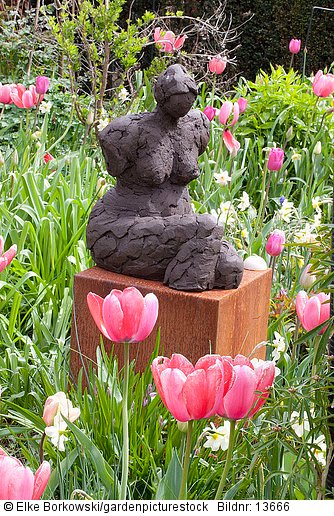 Tulpenbeet mit Skulptur  Tulipa Pink Impression Tulipa Pink Diamond  Tulipa Rosalie  Tulipa Violet Beauty  Narcissus Bellsong