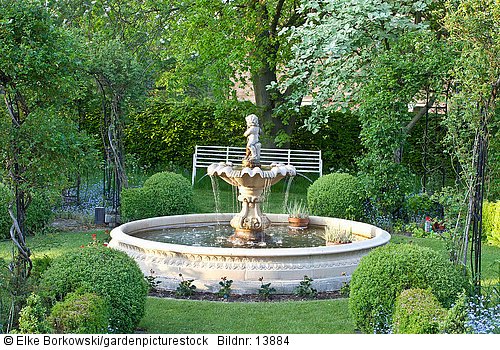 Formaler Garten mit Brunnen  Sorbus aria  Tilia cordata