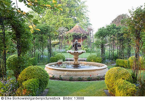 Formaler Garten mit Brunnen