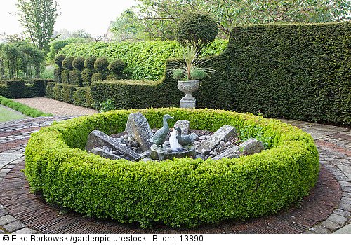 Formaler Garten mit Brunnen