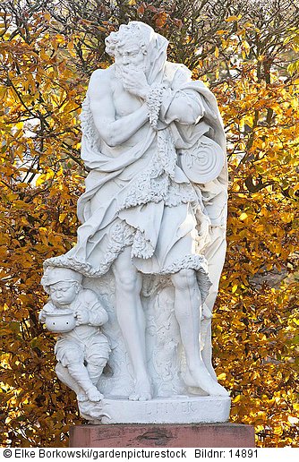 Statue im Schwetzinger Schlossgarten den Winter darstellend