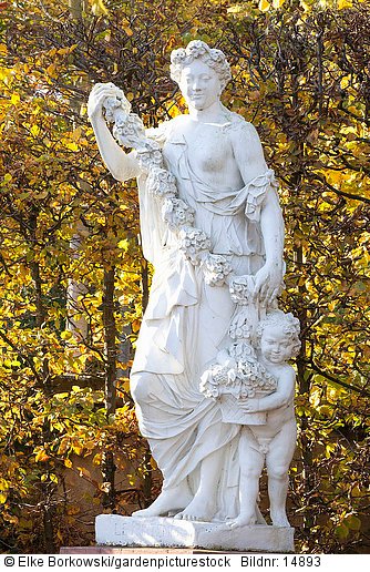 Statue im Schwetzinger Schlossgarten den Frühling darstellend