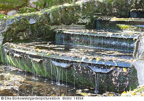 Wasserkaskade am Apollo Tempel im Schwetzinger Schlossgarten