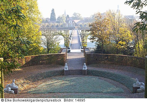 Blick vom Apollo Tempel auf den Orangeriegarten im Schwetzinger Schlossgarten