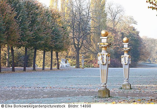 Schwetzinger Schlossgarten mit Hermenschäften  im Hintergrund Statue Vater Rhein darstellend