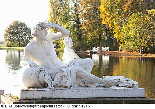 Schwetzinger Schlossgarten  Statue Vater Donau darstellend