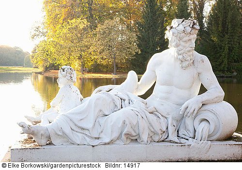Schwetzinger Schlossgarten  Statue Vater Rhein darstellend