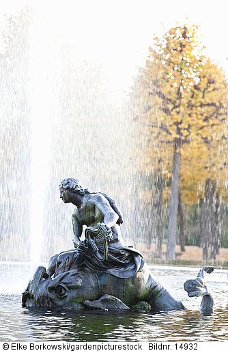 Figur des Arion auf Delphin reitend im Arion Brunnen  Schwetzinger Schlossgarten