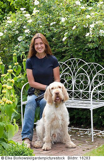 Gartenbesitzer  Carol Bruce mit Hund Hector