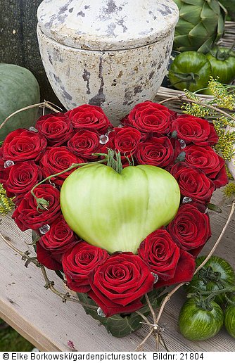 Gesteck mit roten Rosen und Ochsenherztomate  Solanum lycopersicum Coer de Boef