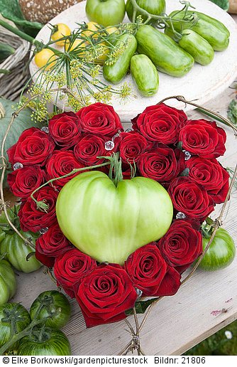Gesteck mit roten Rosen und Ochsenherztomate  Solanum lycopersicum Coer de Boef