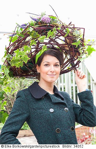 Model mit floral gearbeitetem Hut