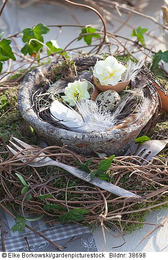 Tischdekoration Ostern  Kranz mit Tontopf und Blüten