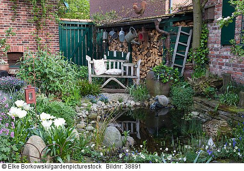 Sitzplatz in kleinem Garten mit Teich