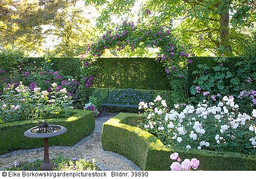 Rosengarten mit Rosenbogen