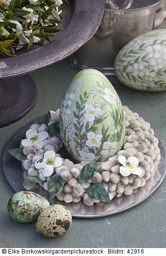 Kranz aus Weidenkätzchen mit handbemalten Eiern