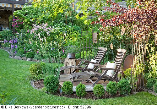 Liegestühle im Garten