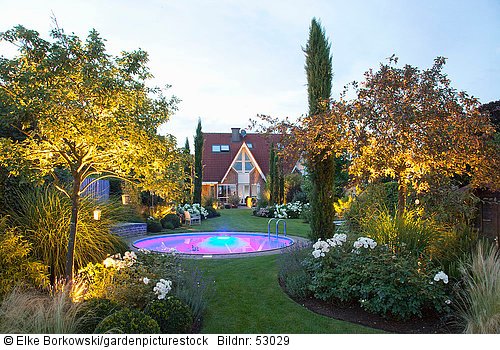 Beleuchteter Garten mit Pool  Felsenbirne und Zierapfel  Amelanchier  Malus