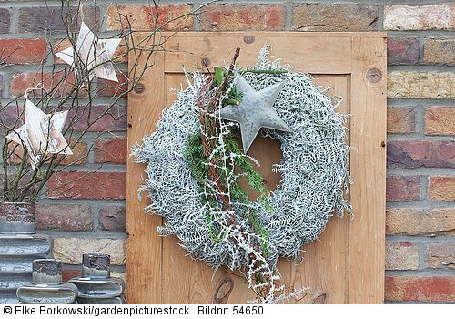 Weihnachtskranz mit grau gesprühtem Farnlaub